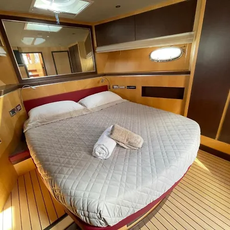 Bateau-hôtel Lakura 55 *