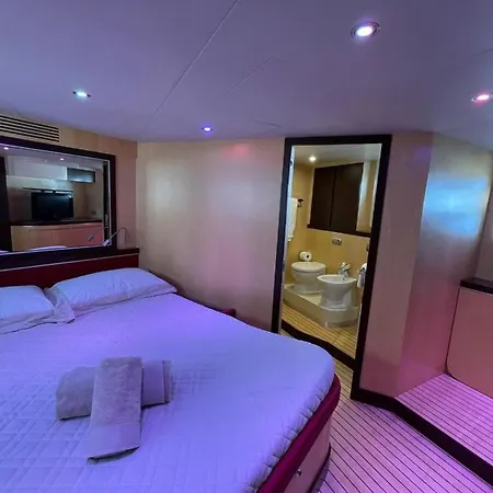 Bateau-hôtel Lakura 55